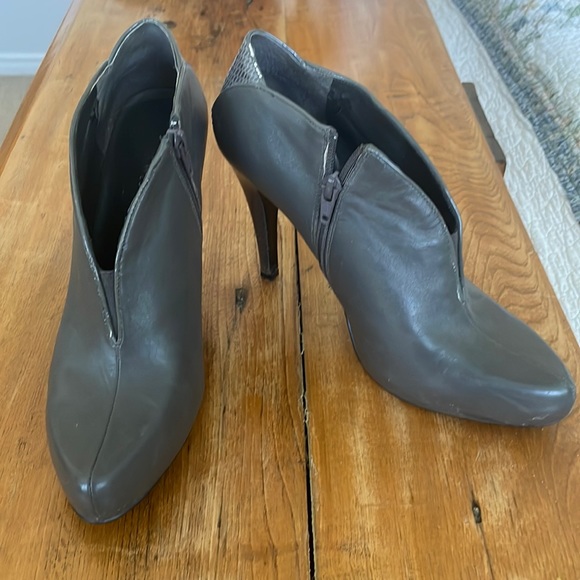 Size 9 Nine West ankle boot - Picture 1 of 1